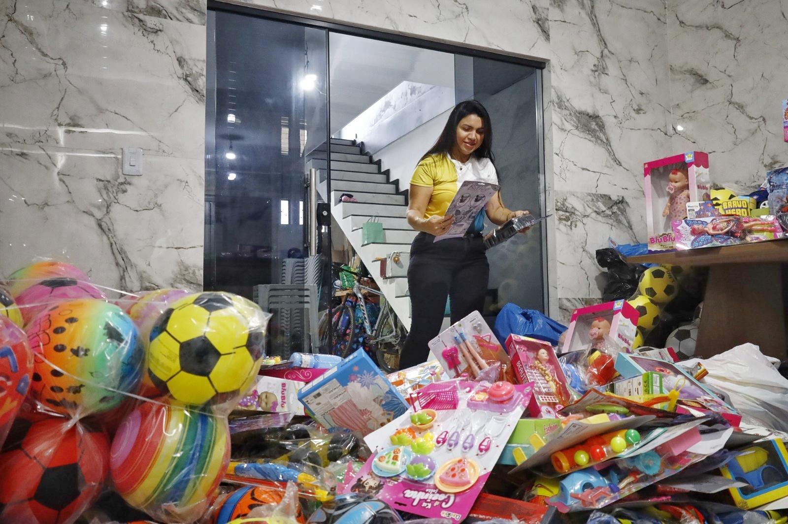 Até o momento, cerca de 700 brinquedos já foram arrecadados, e a campanha continua para alcançar o objetivo.