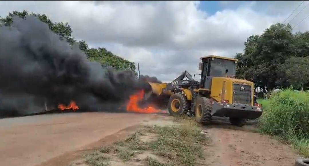 Manifestantes bloquearam a BR-010, no km 263, em Aurora do Pará, para cobrar a manutenção de desvio e a conclusão da obra