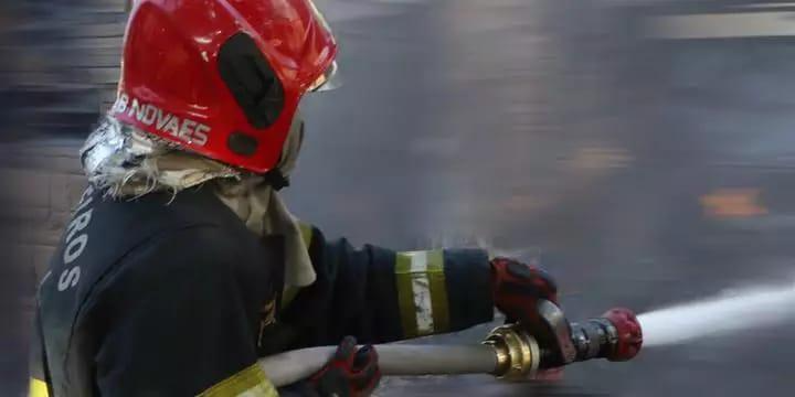 O Corpo de Bombeiros foi acionado para combater as chamas, no bairro do Guamá, em Belém