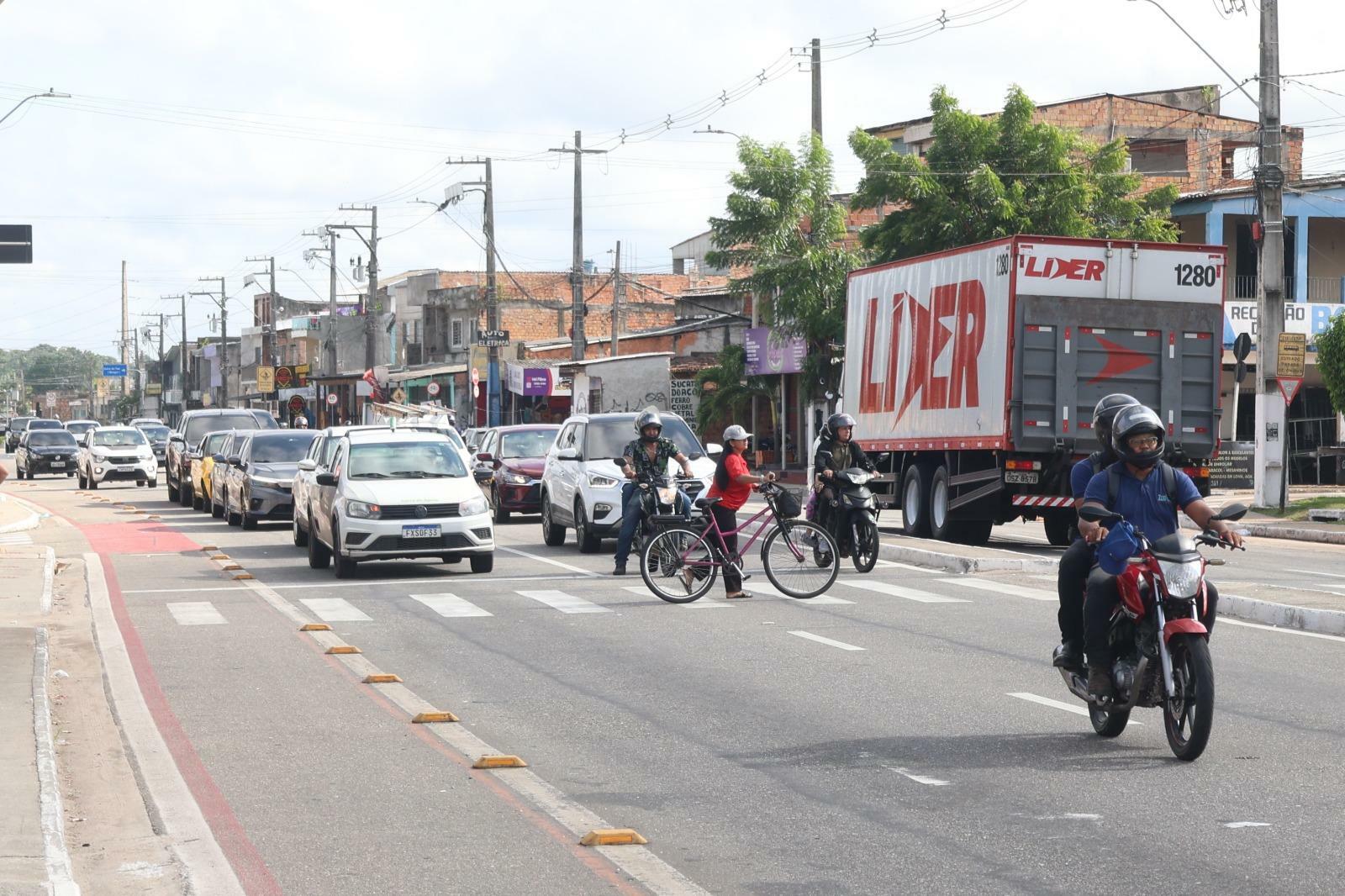 A prioridade é sempre de quem está a pé, conforme a lei brasileira