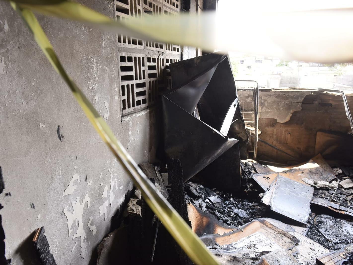 A imagem em destaque mostra o imóvel destruído pelo fogo.