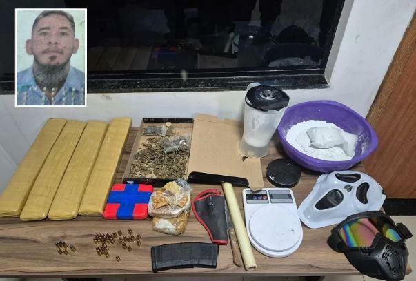 A imagem em destaque mostra o suspeito e o material apreendido pela polícia após o confronto.