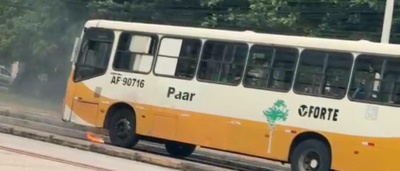 Princípio de incêndio é registrado em ônibus da linha Paar na Augusto Montenegro.