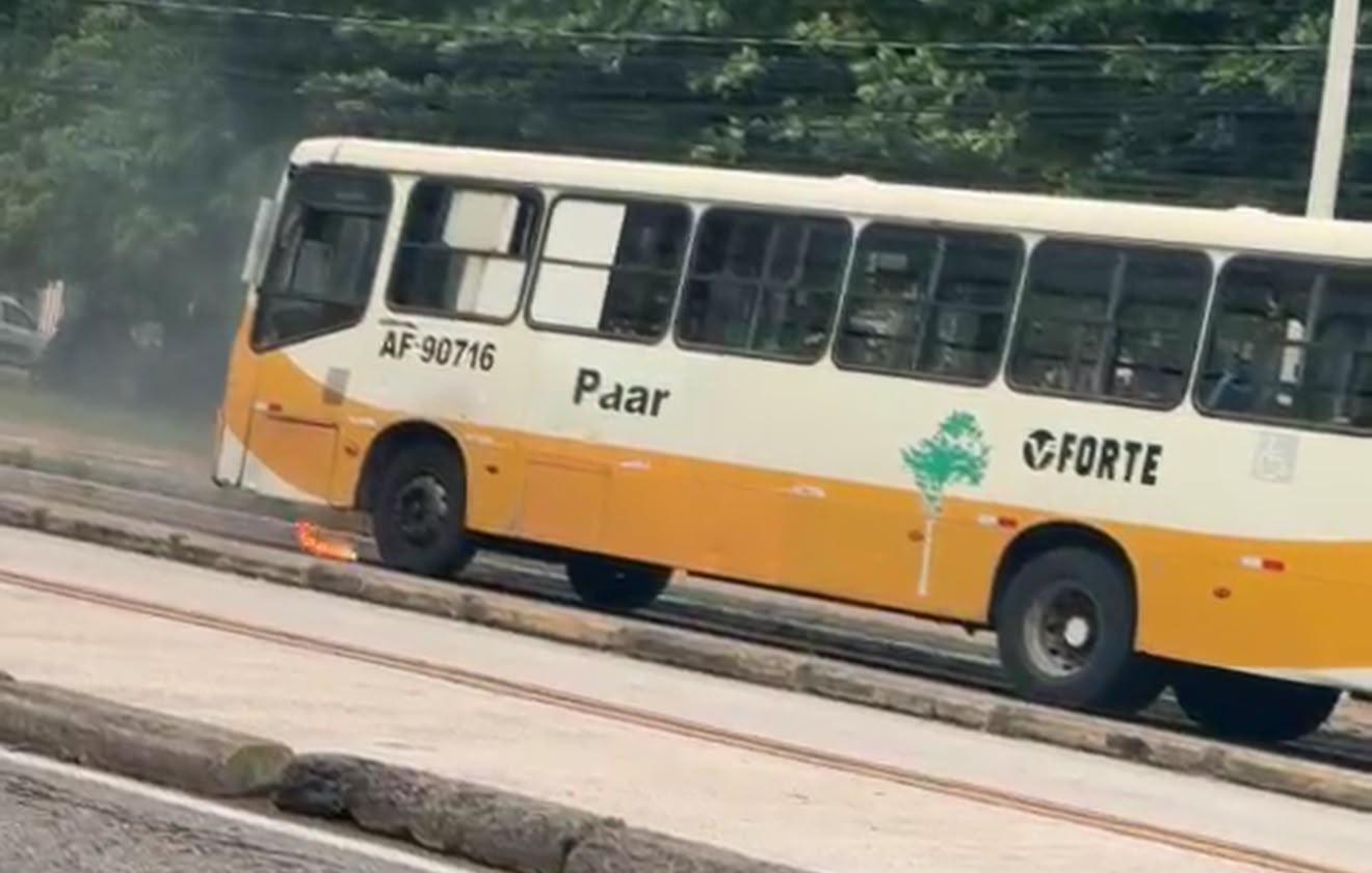 Princípio de incêndio é registrado em ônibus da linha Paar na Augusto Montenegro.