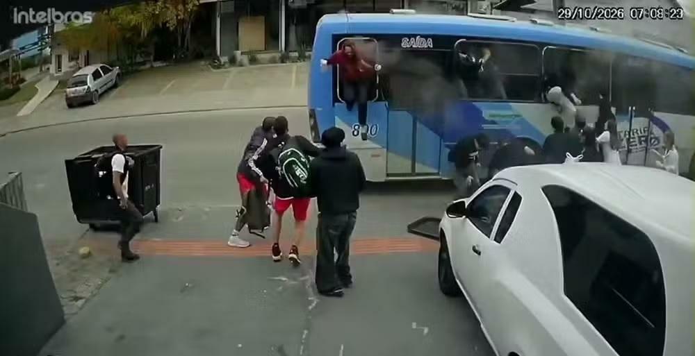 Passageiros quebram janelas e pulam de ônibus após princípio de incêndio