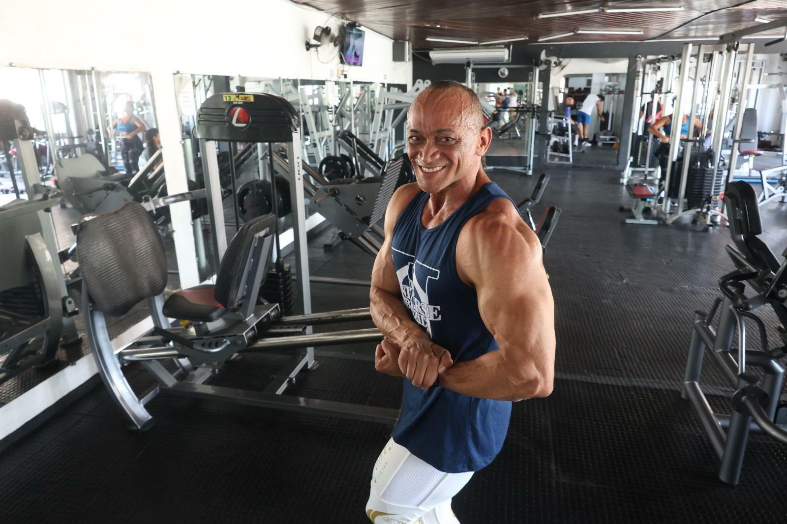 Praticante de musculação desde a adolescência, Roberto acumula quase quatro décadas de treinos.