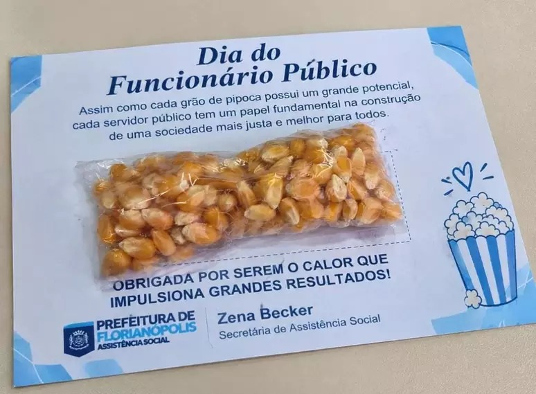 Trabalhadores municipais receberam um cartão acompanhado de grãos de milho de pipoca cru como lembrança pela data
