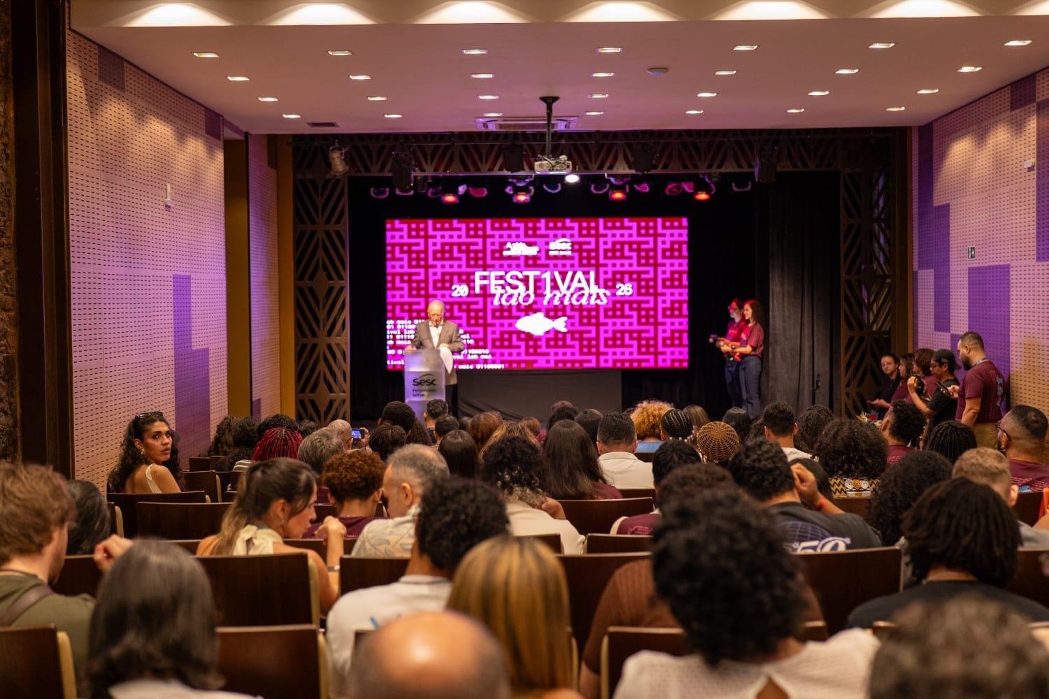 O festival integra o projeto nacional Sesc LABmais, que articula arte, educação e cultura e incentiva o protagonismo juvenil por meio de processos criativos e colaborativos