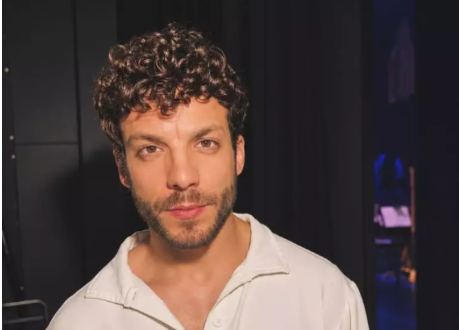 Formado em teatro pela Universidade do Estado do Amazonas (UEA), Matheus desenvolveu sua carreira nas artes cênicas, com trabalhos no teatro musical e na ópera.
