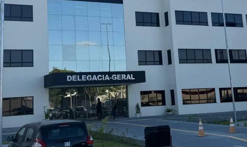 A imagem em destaque mostra a delegacia para onde a suspeita foi levada após a prisão.