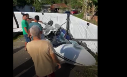 Um avião de pequeno porte que levava um casal a bordo caiu no município de Benevides, na Região Metropolitana de Belém, segundo registro em vídeo publicado nas redes sociais
