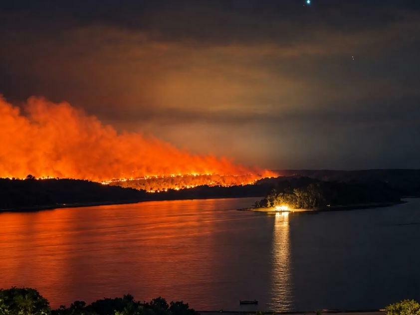 A imagem em destaque mostra o incêndio em Alter do Chão.