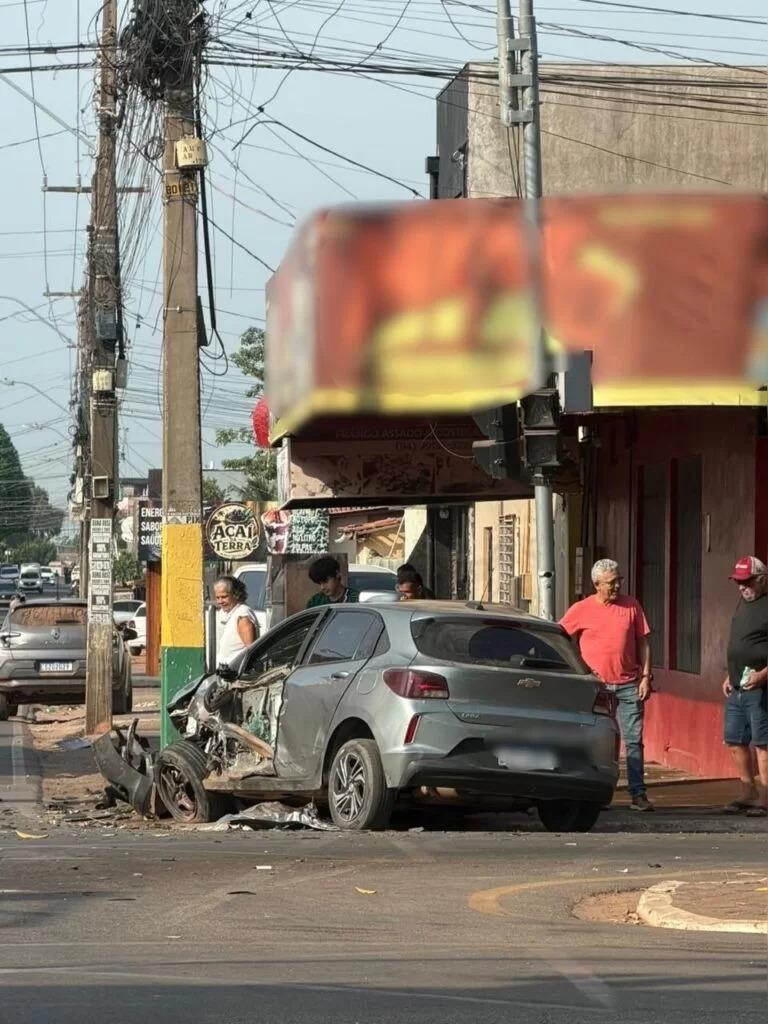 Colisão entre dois carros deixa três pessoas feridas em Marabá.