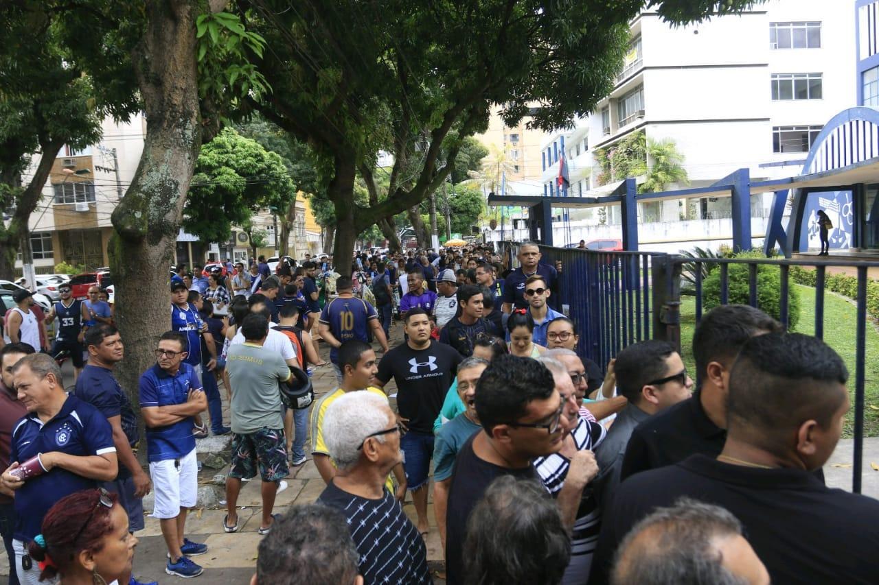 Torcida fez fila para trocar voucher por ingresso para a reabertura do Baenão