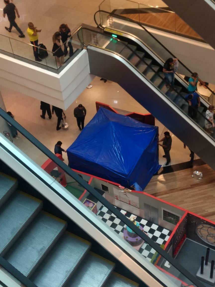 Incidente registrado no fim da manhã chocou os visitantes; estabelecimento comercial isolou a área