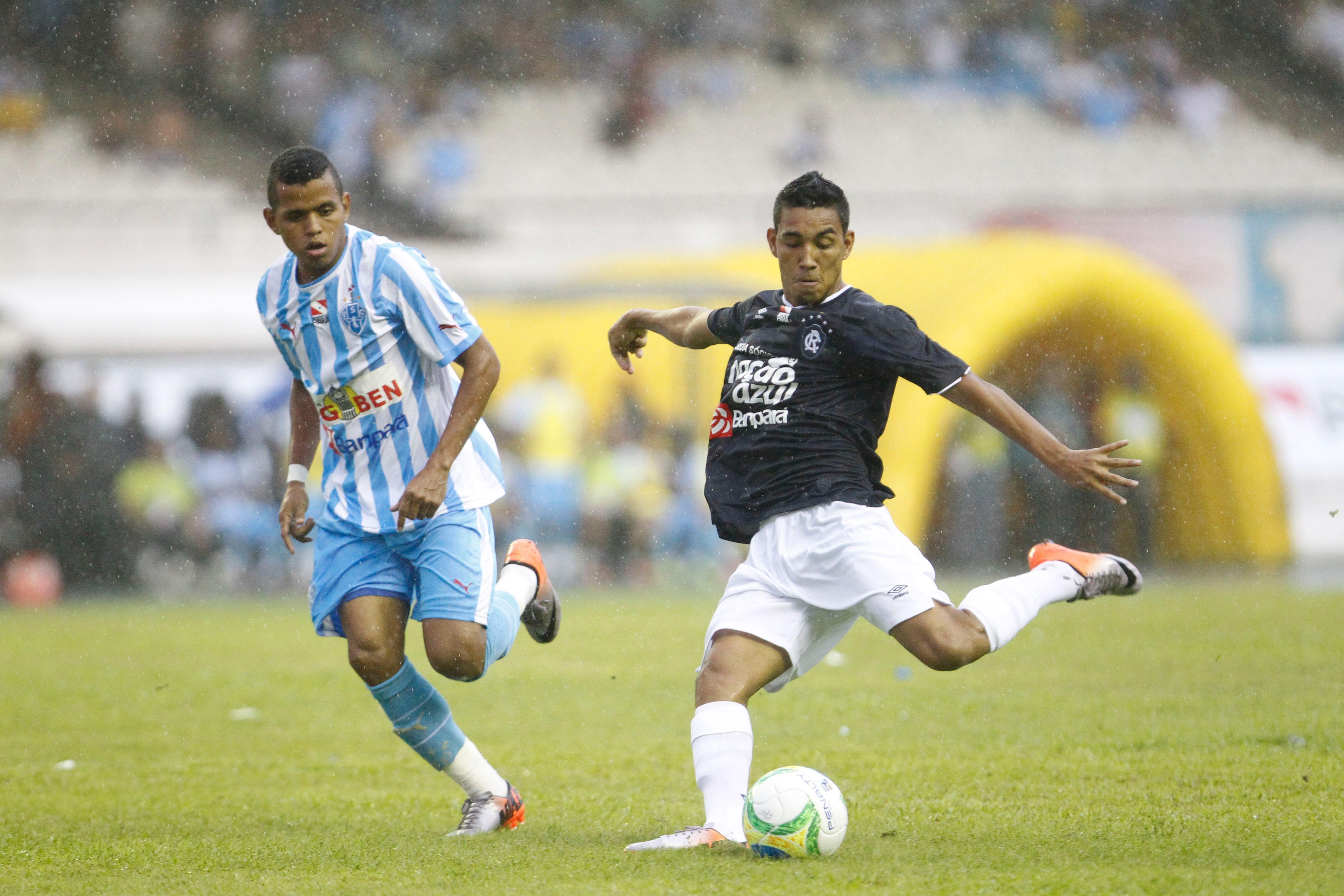 Alex Ruan [à direita] foi formado nas categorias de base do Remo e defende o Cuiabá