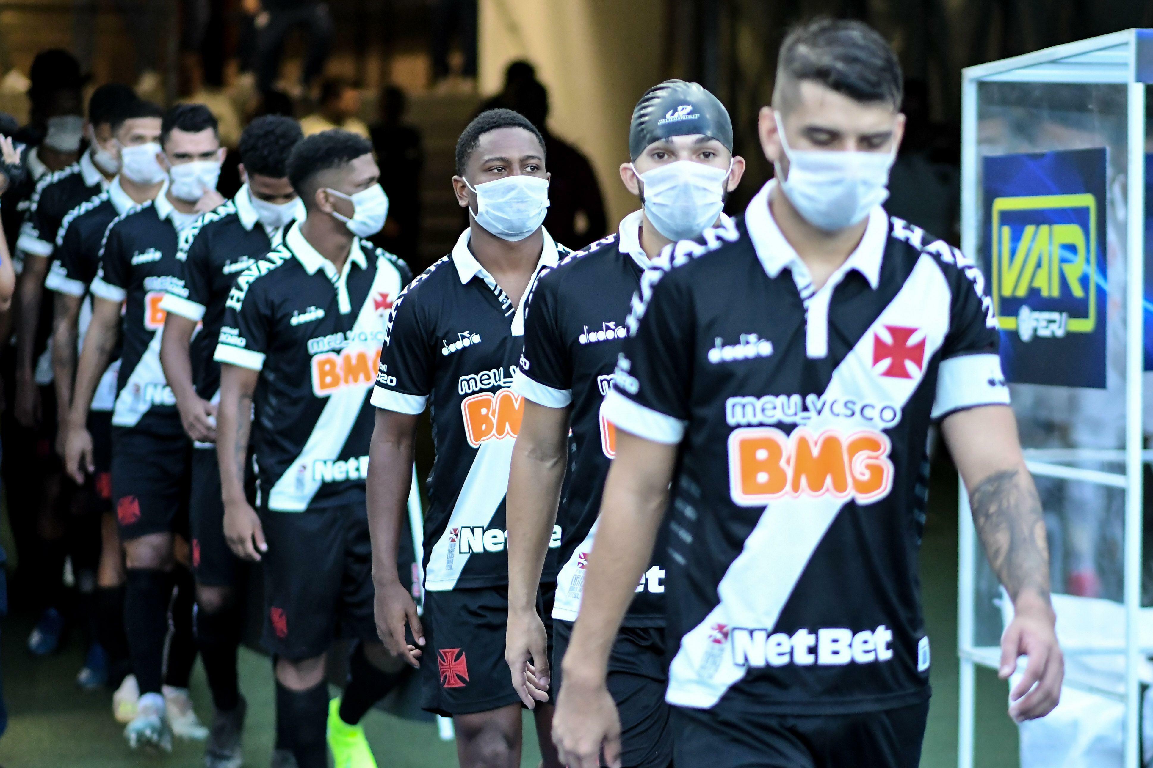 Jogadores do Vasco seguiram o ritual de protestos no Brasil pela continuidade dos jogos em meio à pandemia do coronavírus