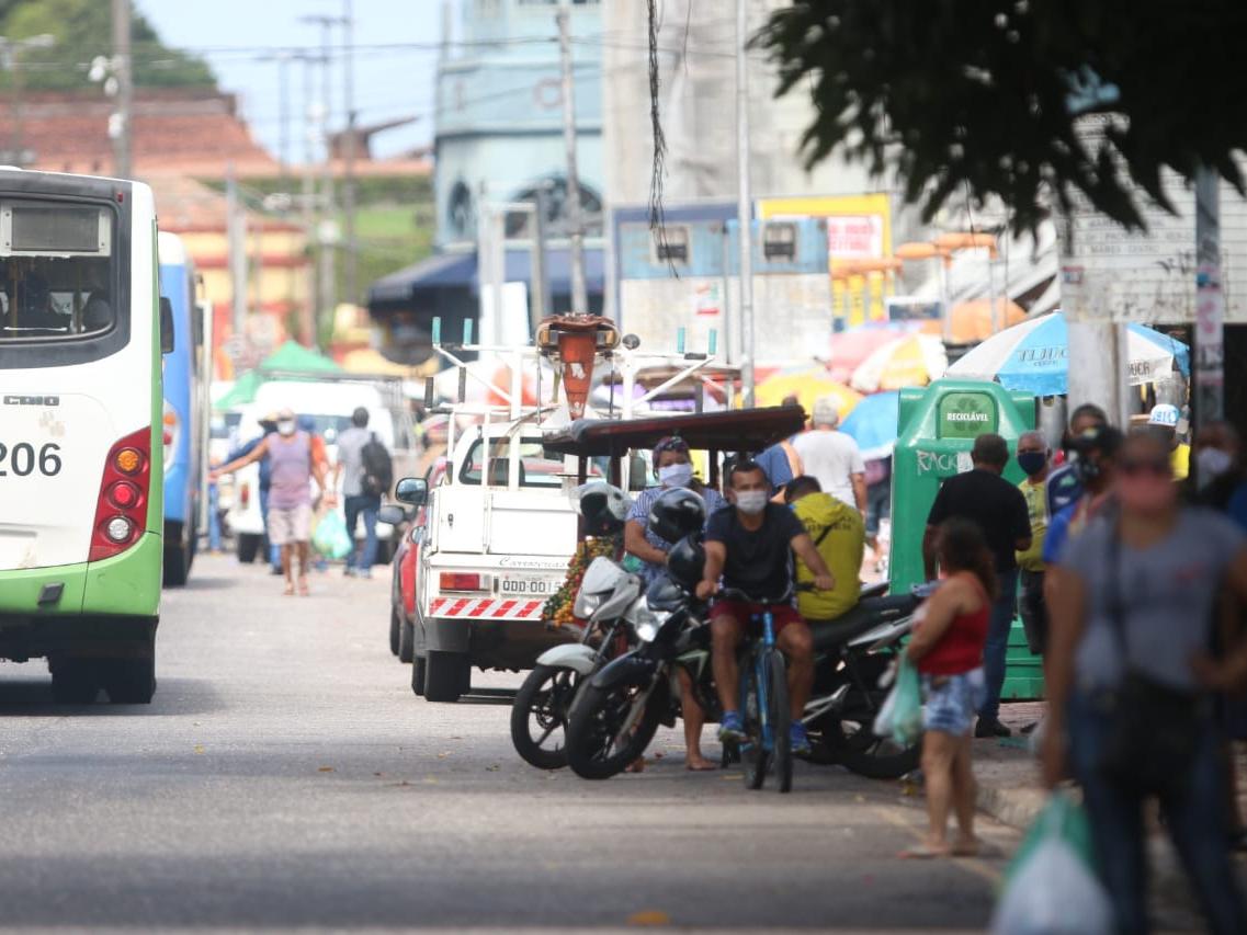 Nas paradas, pessoas aguardam os ônibus afastadas umas das outras