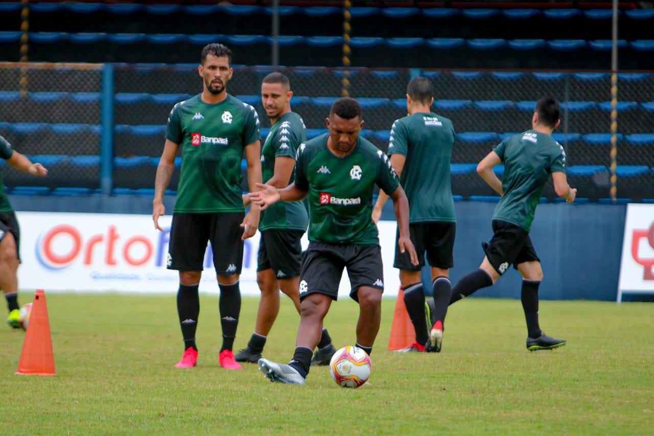 Eron (com a bola) esteve no Remo na conquista do acesso à Série B em 2020 (Samara Miranda/ Ascom Remo)