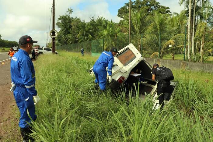Um homem morreu e o outro ficou ferido após o carro em que estavam ser alvejado, em Benevides
