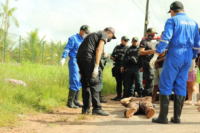 Um homem morreu e o outro ficou ferido após o carro em que estavam ser alvejado, em Benevides