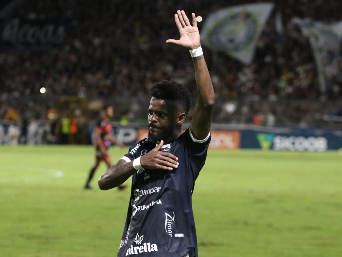 Jogador se despediu nas redes sociais do clube azulino