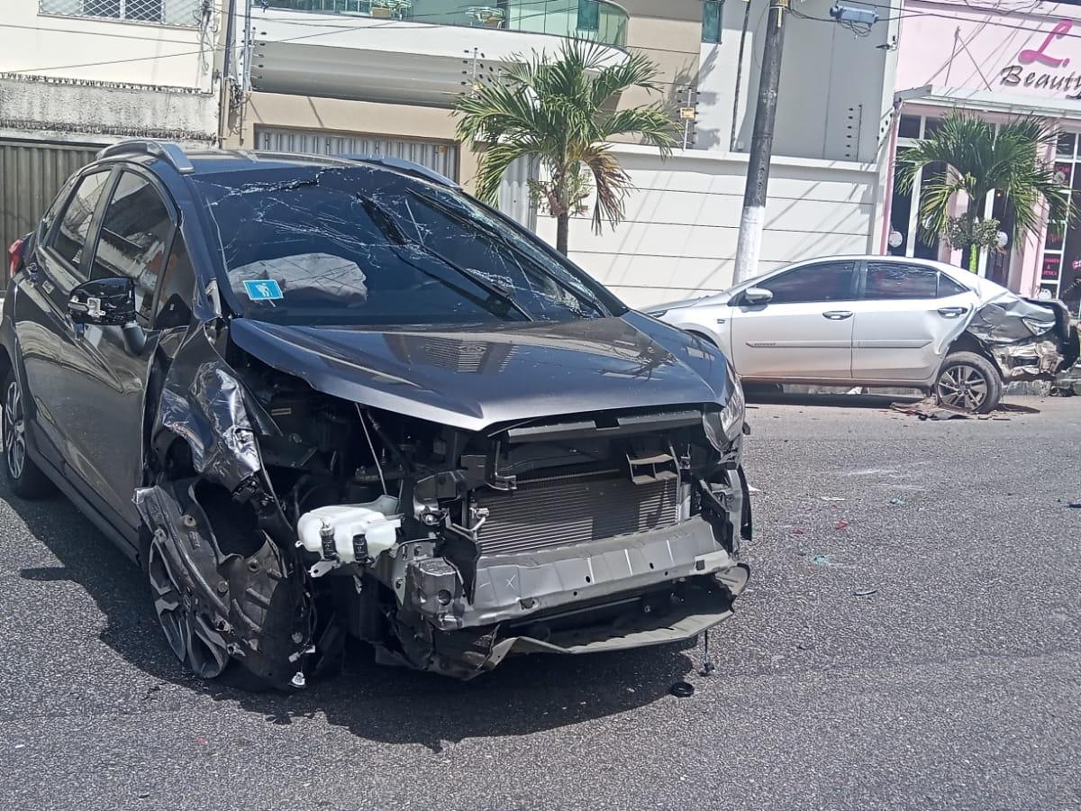 Motorista supostamente embriagado capota com o carro e atinge mais 2 veículos em Belém