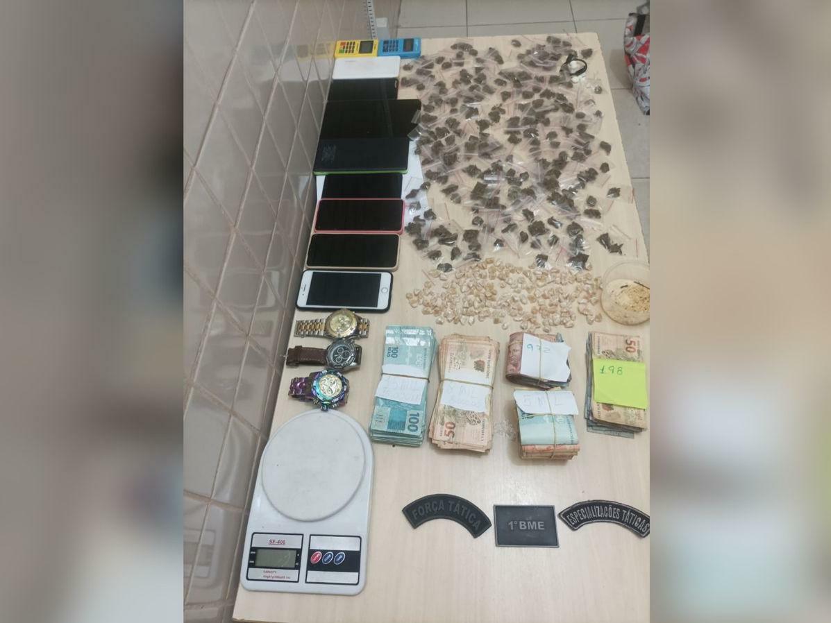 A PM achou com a mulher e a adolescente , R$ 29.370 em espécie, 214 papelotes de maconha 146 porções de crack, uma balança de precisão, cinco celulares, duas máquinas de cartão e outros itens de valor.