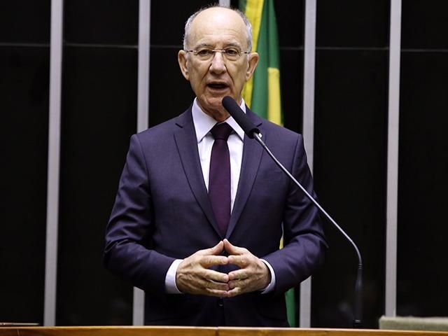 Rui Falcão (PT) aciona PGR para investigar R$ 4 milhões pagos a escritório de Flávio Bolsonaro