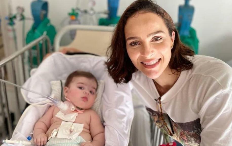 Letícia Cazarré intercede por Nossa Senhora pela recuperação da filha