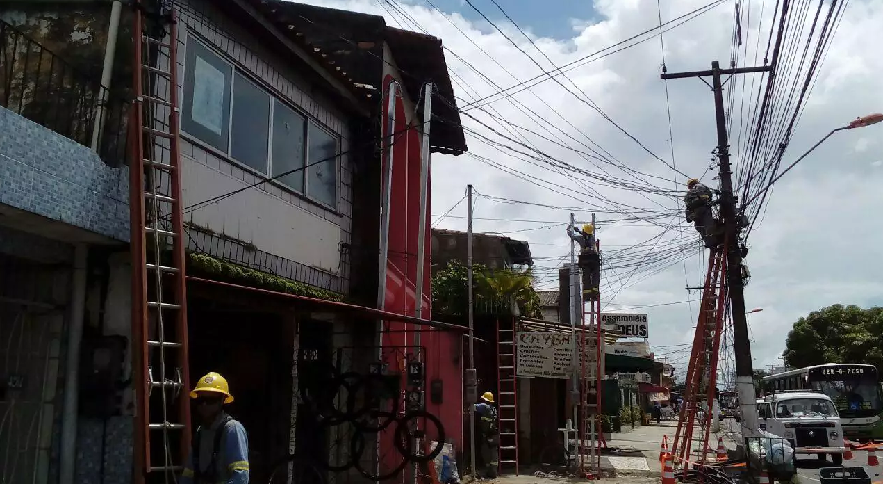 A Equatorial pede que somente profissionais capacitados entrem em contato com a fiação elétrica e população mantenha distância dos cabos energizados.