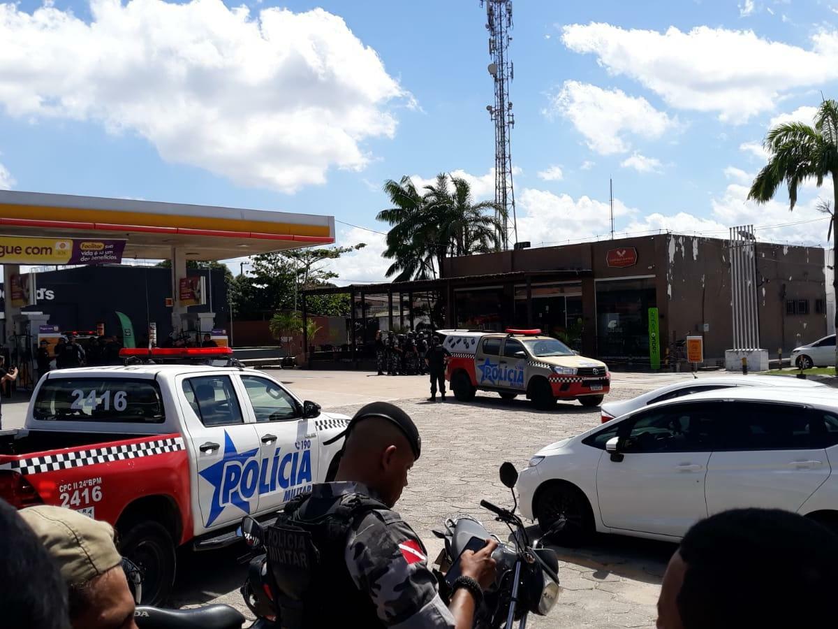 A polícia segue tentando negociar com o homem que mantém a vítima refém.