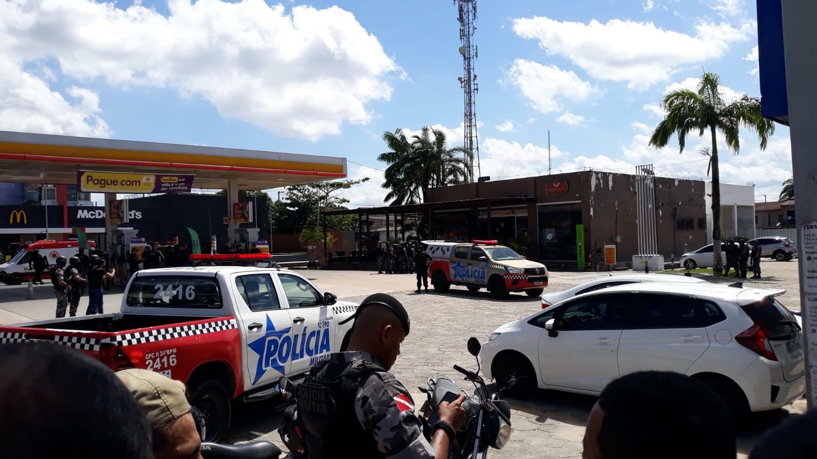 A polícia segue tentando negociar com o homem que mantém a vítima refém.