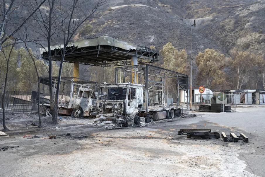 Posto de Gasolina que a estátua fica foi completamente destruído pelas chamas.