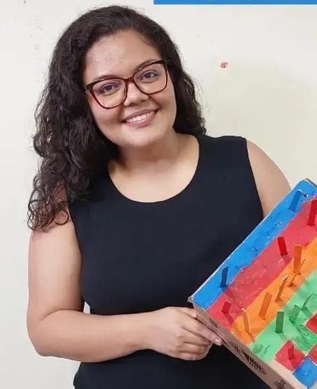 Gisely Gabrieli Avelar atua como terapeuta ocupacional. Ela afirma que o Anuário da Saúde é um ótimo espaço para compartilhar ideias e conhecimento