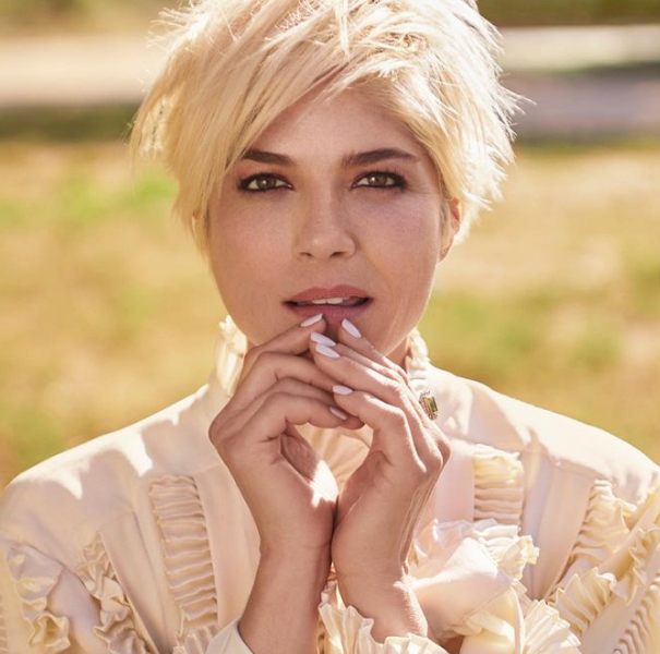 Atriz Selma Blair compartilha atualizações da doença neurológica nas redes sociais