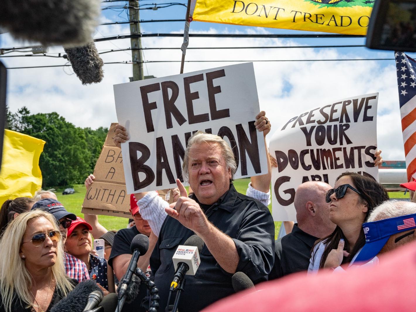 Steve Bannon se entrega para cumprir pena de 4 meses de prisão nos Estados Unidos
