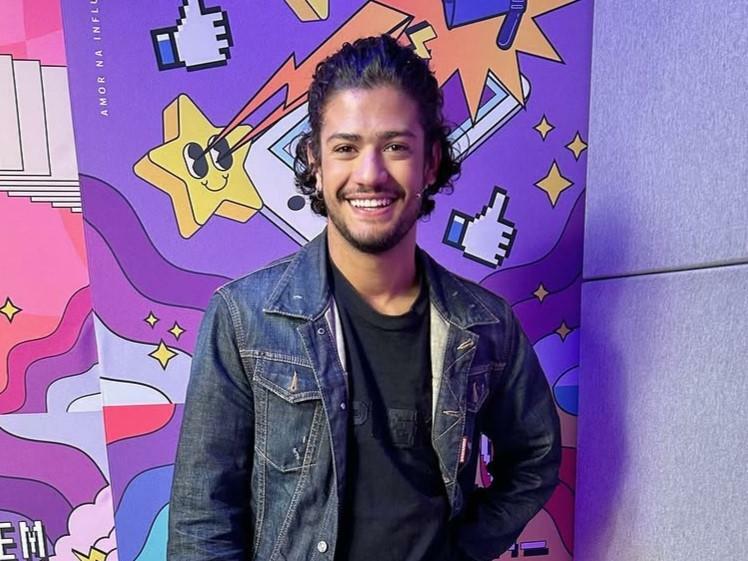 Gabriel Santana, ator e ex-BBB, não é ligado ao tráfico de metanfetamina e não possui pendências com a Justiça