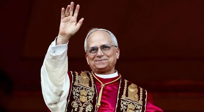Papa Leão XIV durante aceno aos fiéis no Vaticano.