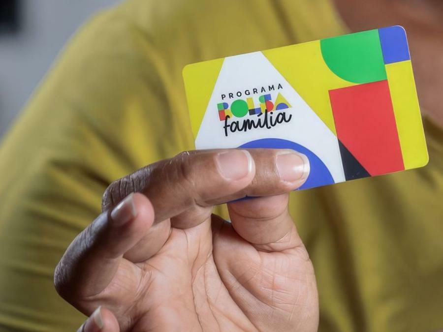 Para receber o benefício, é necessário que a renda familiar mensal seja de até R$ 218 por pessoa.